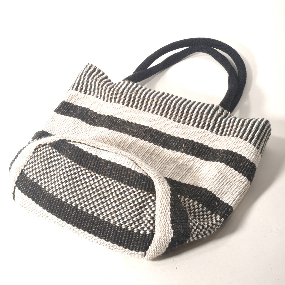 TARANGO(タランゴ)【2024年春夏☆】【FAIR TRADE/MADE IN BANGLADESH】ジュートトートバッグ(2色)【フェアトレード/ショルダーバッグ/バケーション/かごバッグ/夏バッグ/エコ/カジュアル/モノトーン/エシカル】【手作り/HAND MADE】