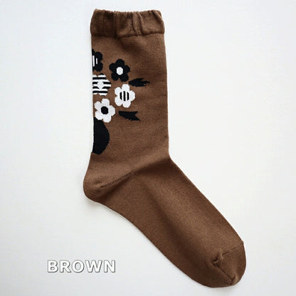 French Bull(フレンチブル)No..11-24263 ブーケソックス(3色)【24-25秋冬 モノトーンのブーケ柄 後ろ側に柄 程よい厚み 柔らかな綿糸 日本製】