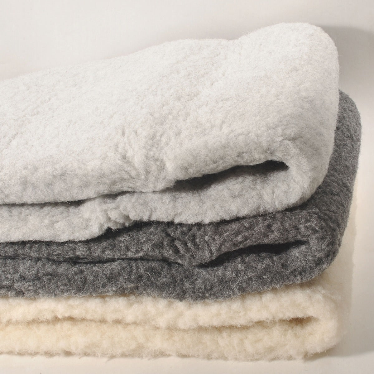 SHEEP BY THE SEA(シープバイザシー) WOOL BOA BLANKET 72x97cm(3色)【少量入荷！ ウールパイル100％ ブランケット ひざ掛け 毛布 防寒 正規品 Made in Poland ポーランド製】【送料無料】