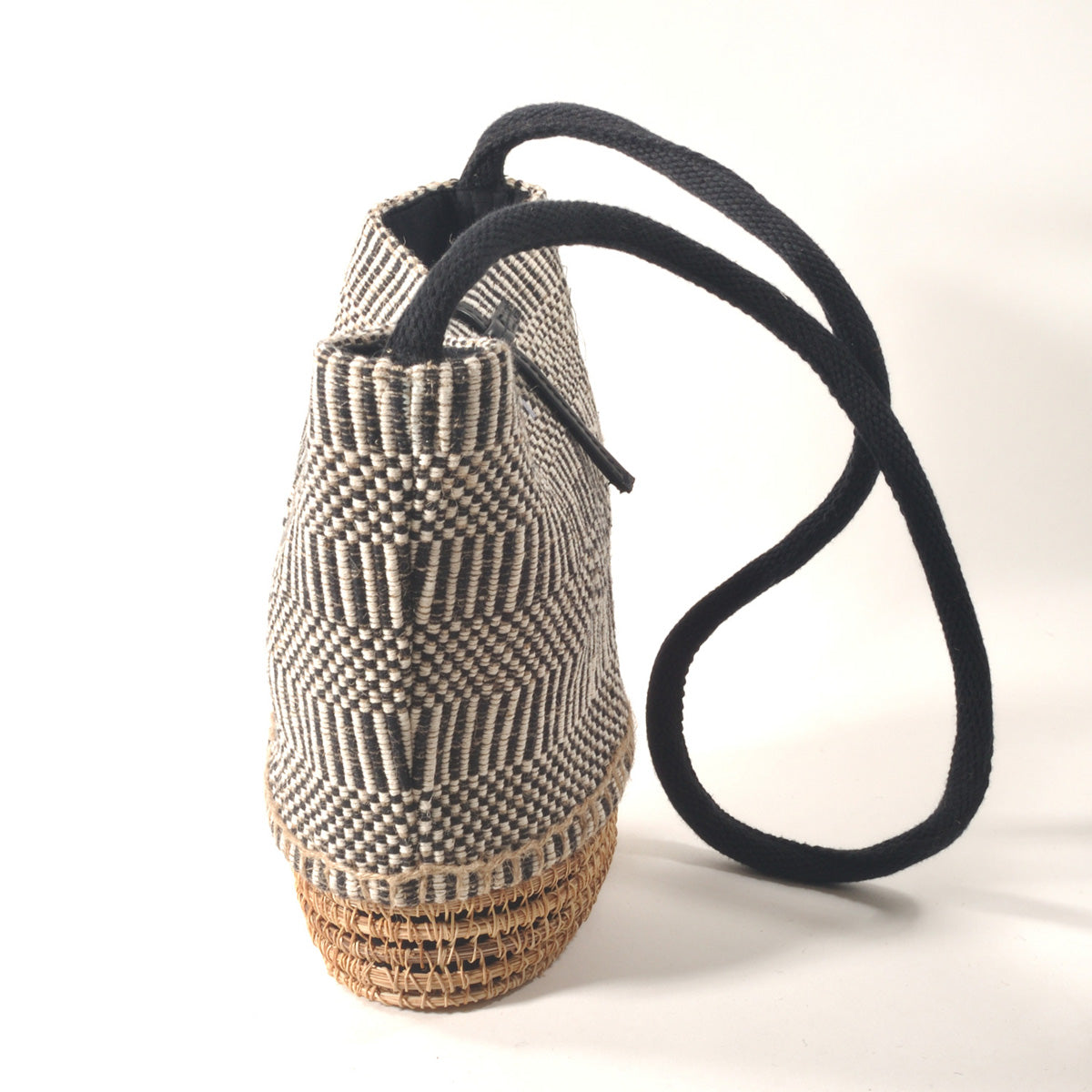 TARANGO(タランゴ) 【2022年春夏☆少量入荷！送料無料！】【FAIR TRADE/MADE IN BANGLADESH】ジュートショルダーかごバッグ(2柄)【フェアトレード/ショルダーバッグ/かごバッグ/夏バッグ/エコ/カジュアル/モノトーン】【手作り/HAND MADE】