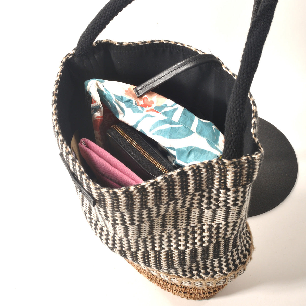 TARANGO(タランゴ) 【2022年春夏☆少量入荷！送料無料！】【FAIR TRADE/MADE IN BANGLADESH】ジュートショルダーかごバッグ(2柄)【フェアトレード/ショルダーバッグ/かごバッグ/夏バッグ/エコ/カジュアル/モノトーン】【手作り/HAND MADE】